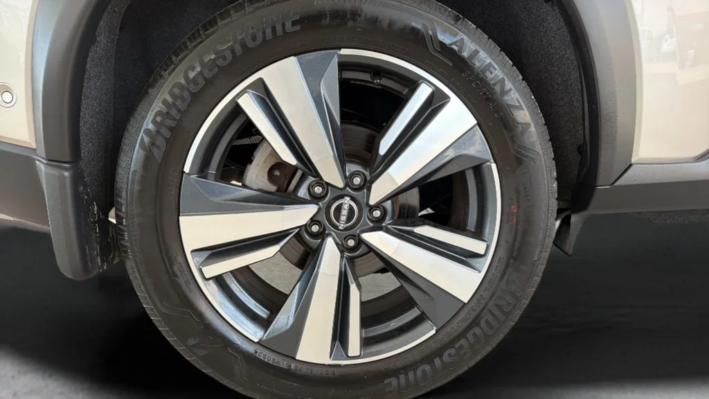 Used 2023 Champagne Silver Metallic Super Black Nissan Platinum image 27