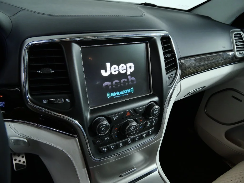 Used 2017 White Jeep Summit image 18