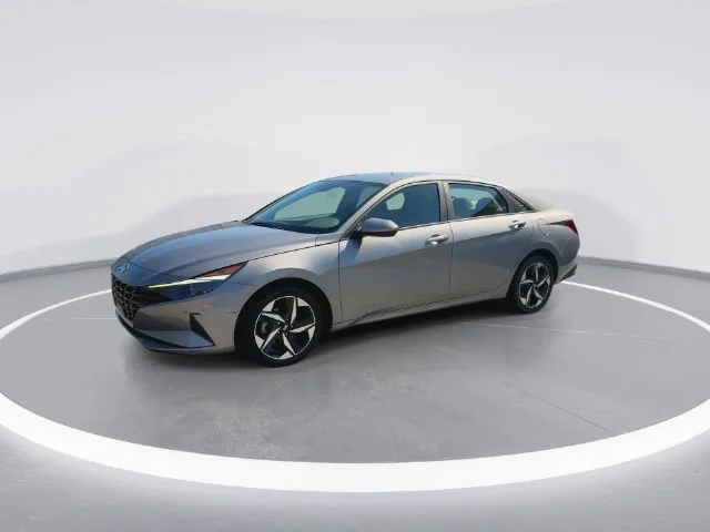 Used 2023 Silver Hyundai SEL image 4
