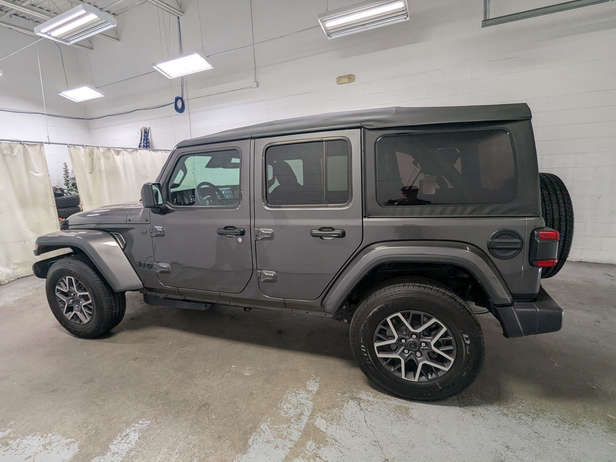 New 2026 Granite Crystal Metallic Clear-Coat Exterior Paint Jeep Sahara image 8