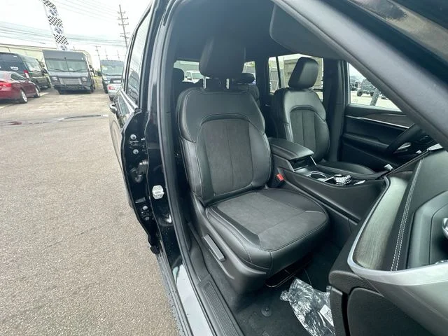 New 2026 Diamond Black Crystal Pearl-Coat Exterior Paint Jeep Laredo Altitude image 26