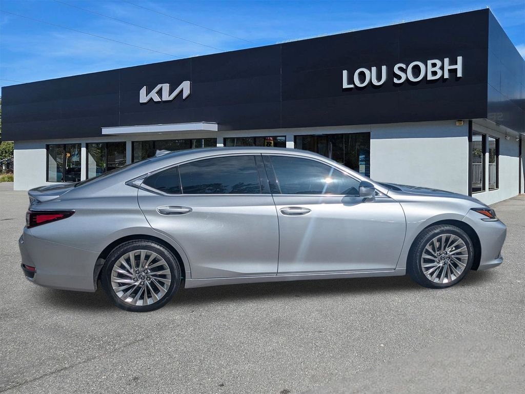 Used 2023 Silver Lexus 300h Luxury image 3