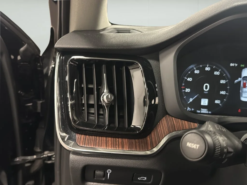 Used 2019 Black Volvo T6 Momentum image 28