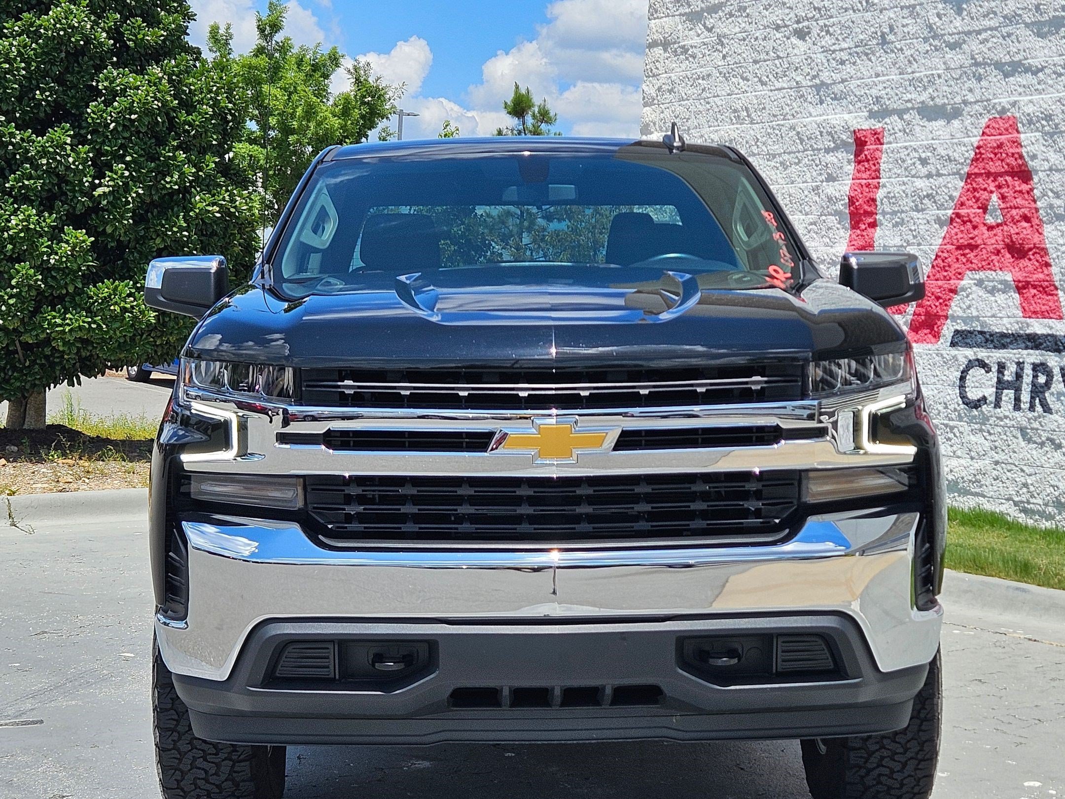 Used 2022 Chevrolet Silverado 1500 Limited LT with VIN 3GCPYDEKXNG180101 for sale in Little Rock