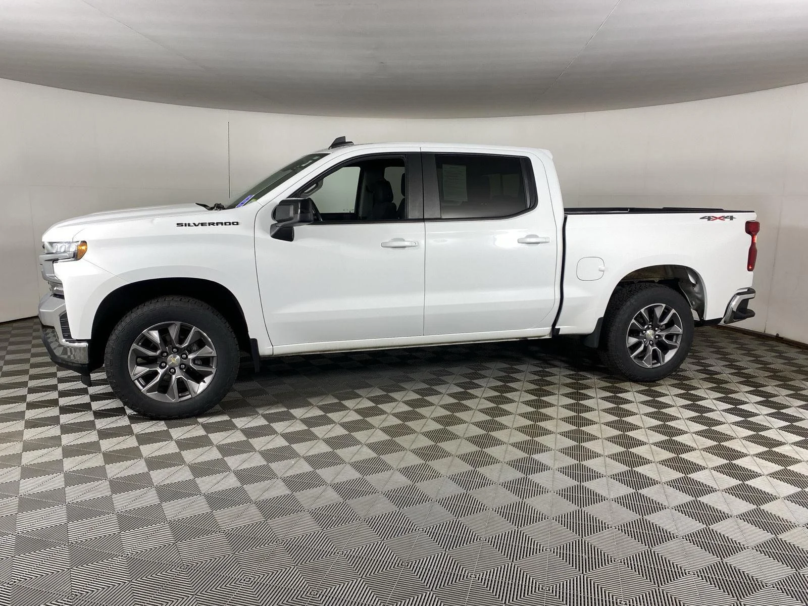 Used 2021 Summit White Chevrolet LT image 4