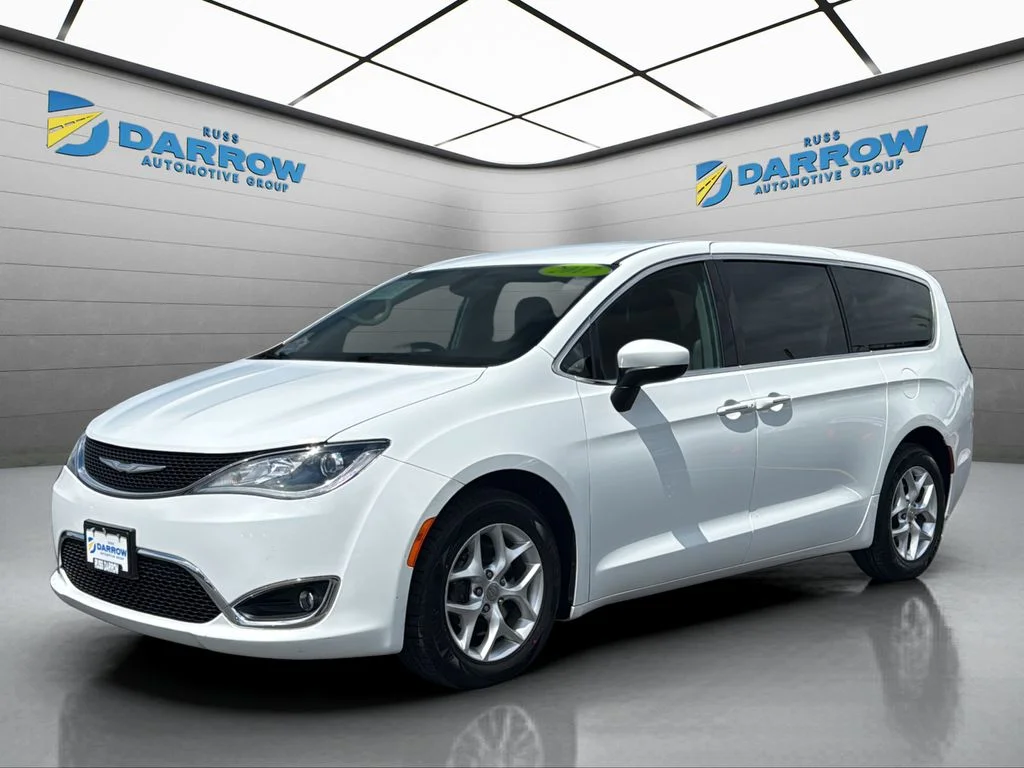 2017 Chrysler Pacifica Touring Plus's photo