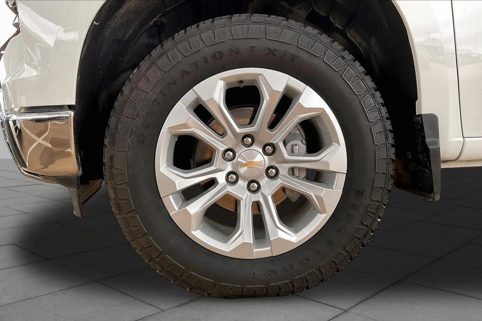 Used 2025 Summit White Chevrolet LTZ image 9