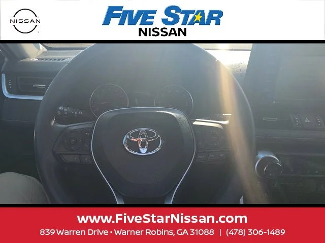 Used 2022  Toyota XLE Premium image 20