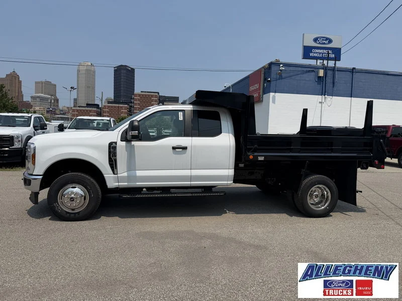 New 2025 Oxford White Ford XL image 2