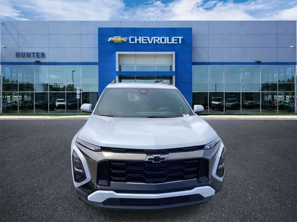 New 2026 Polar White Tricoat Chevrolet FWD ACTIV image 4