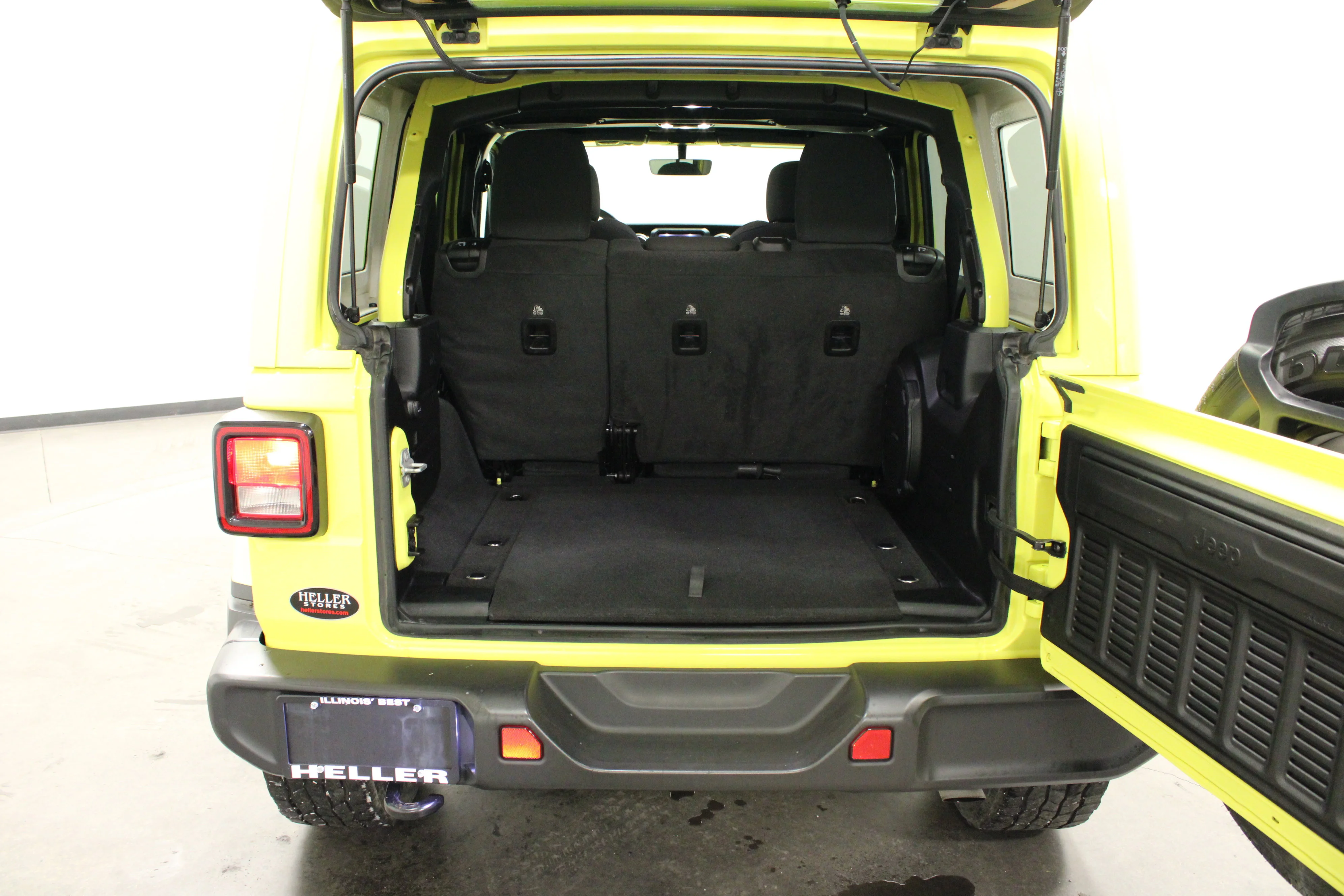 Used 2023 High Velocity Clearcoat Jeep Sahara image 12