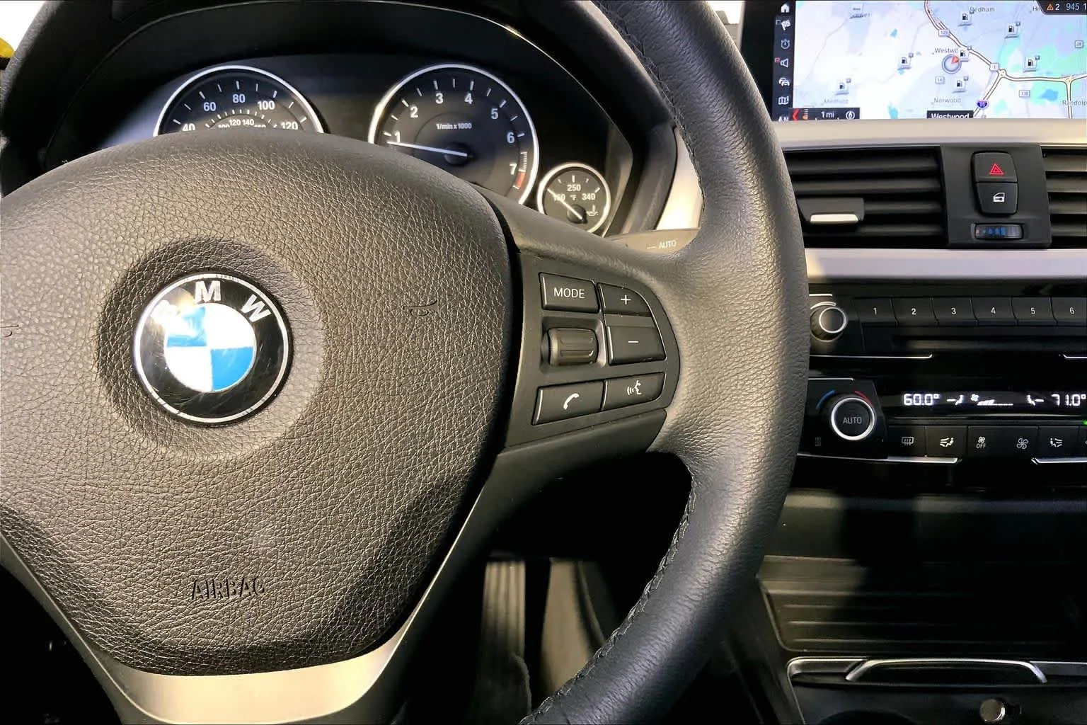 Used 2018 Alpine White BMW 320i xDrive image 25