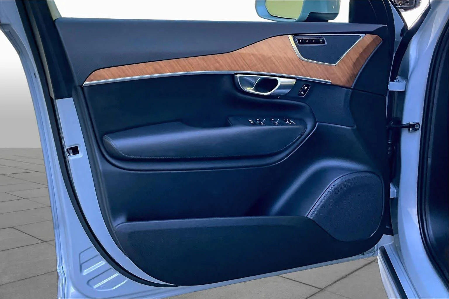Certified Used 2025 Vapour Grey Volvo Plus image 21