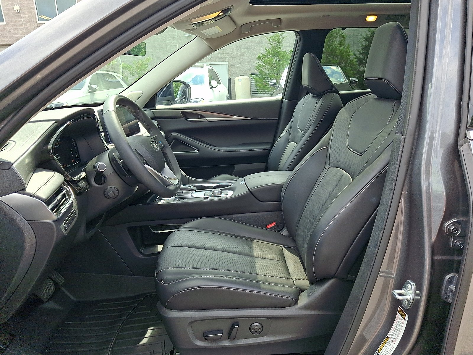 Used 2025 Graphite Shadow INFINITI LUXE AWD image 14