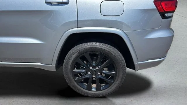 Used 2019 Silver Jeep Altitude 4x4 image 32