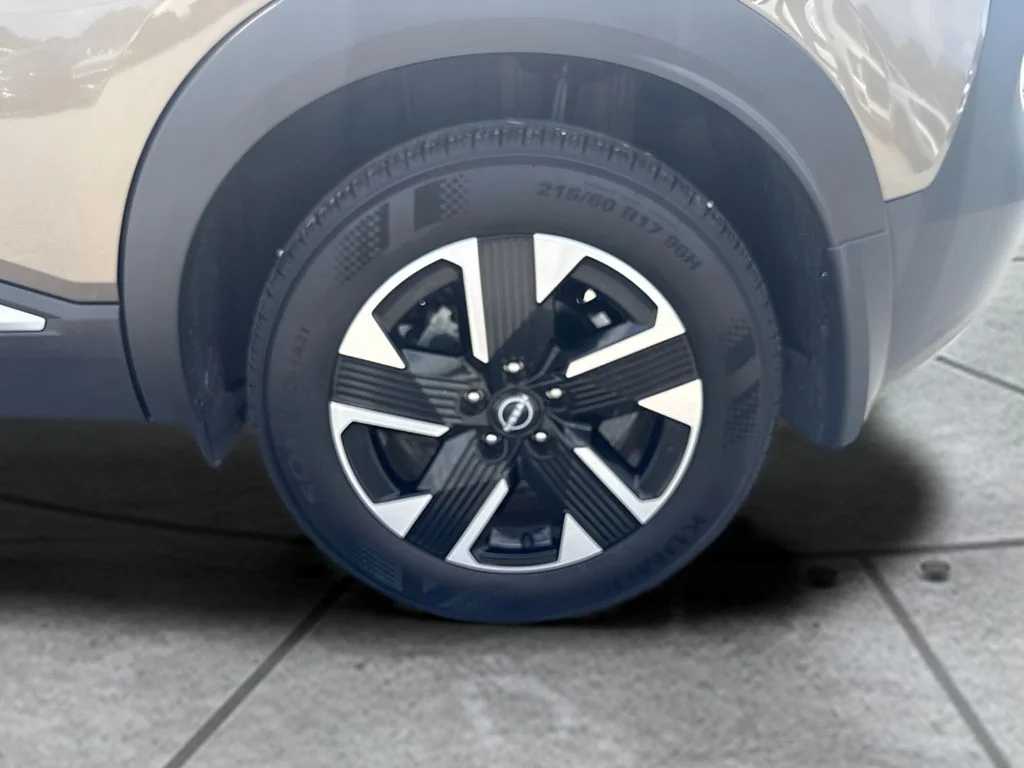 Used 2025 Brown Nissan SV image 22