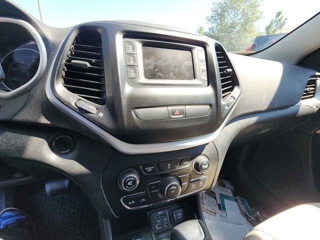 Used 2016 Gray Jeep Latitude image 22