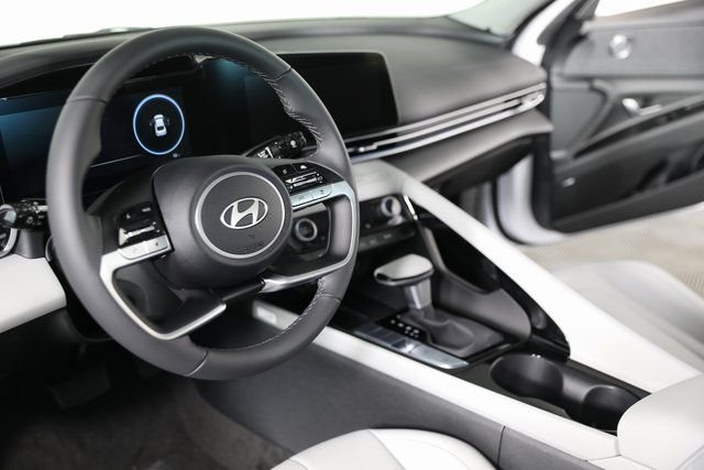 2025 Hyundai Elantra Limited - Photo 13