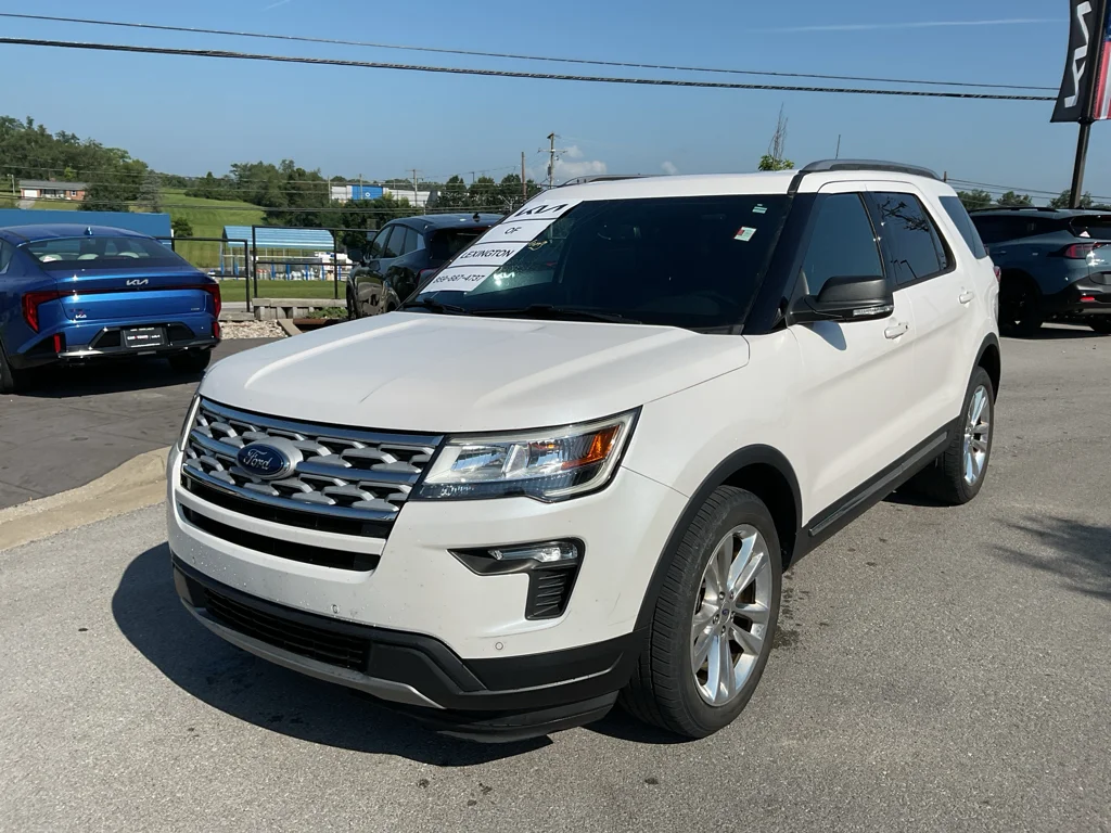 Used 2019 White Platinum Metallic Tri-Coat Ford XLT image 4