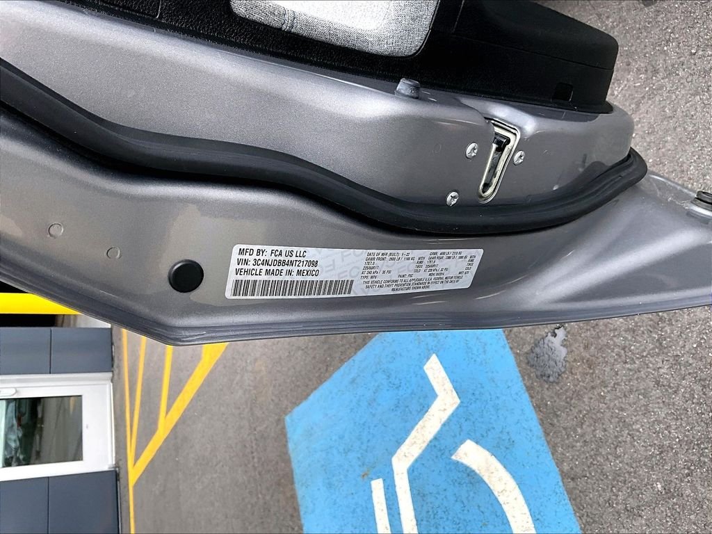 Used 2022 Silver Jeep Latitude image 9