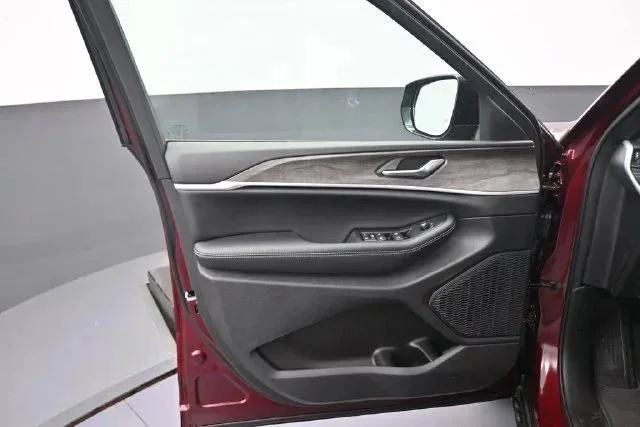 New 2026 Velvet Red Pearl-Coat Exterior Paint Jeep Laredo image 25