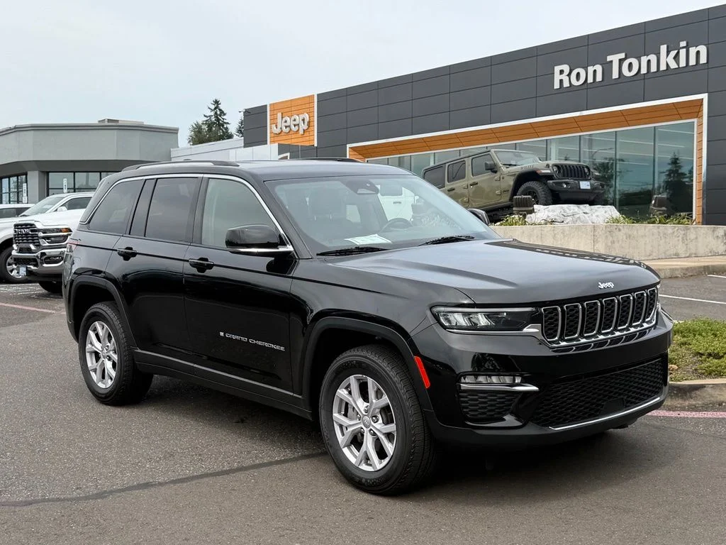 Used 2022 Diamond Black Crystal Pearlcoat Jeep Limited image 2