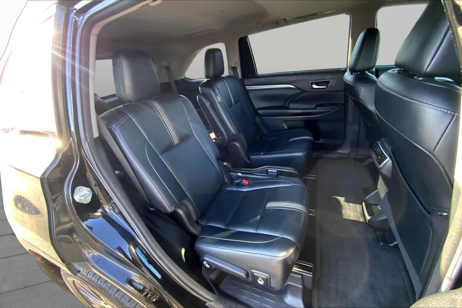 Used 2018 Midnight Black Metallic Toyota XLE image 20