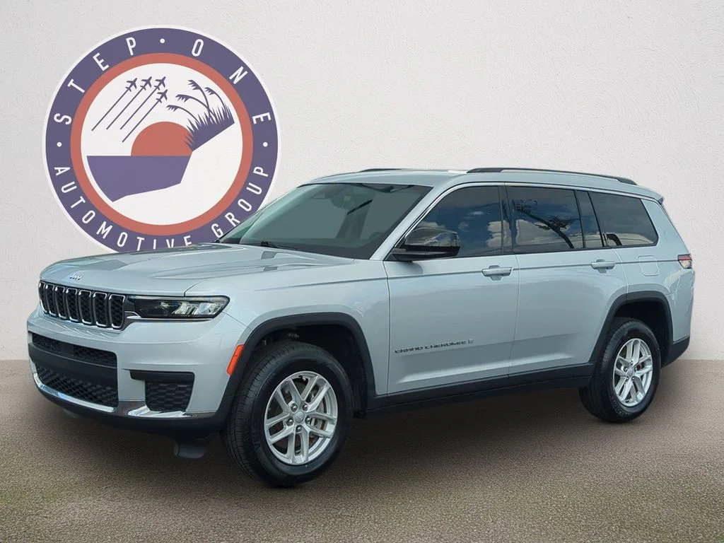 Used 2022 Silver Jeep Laredo image 2