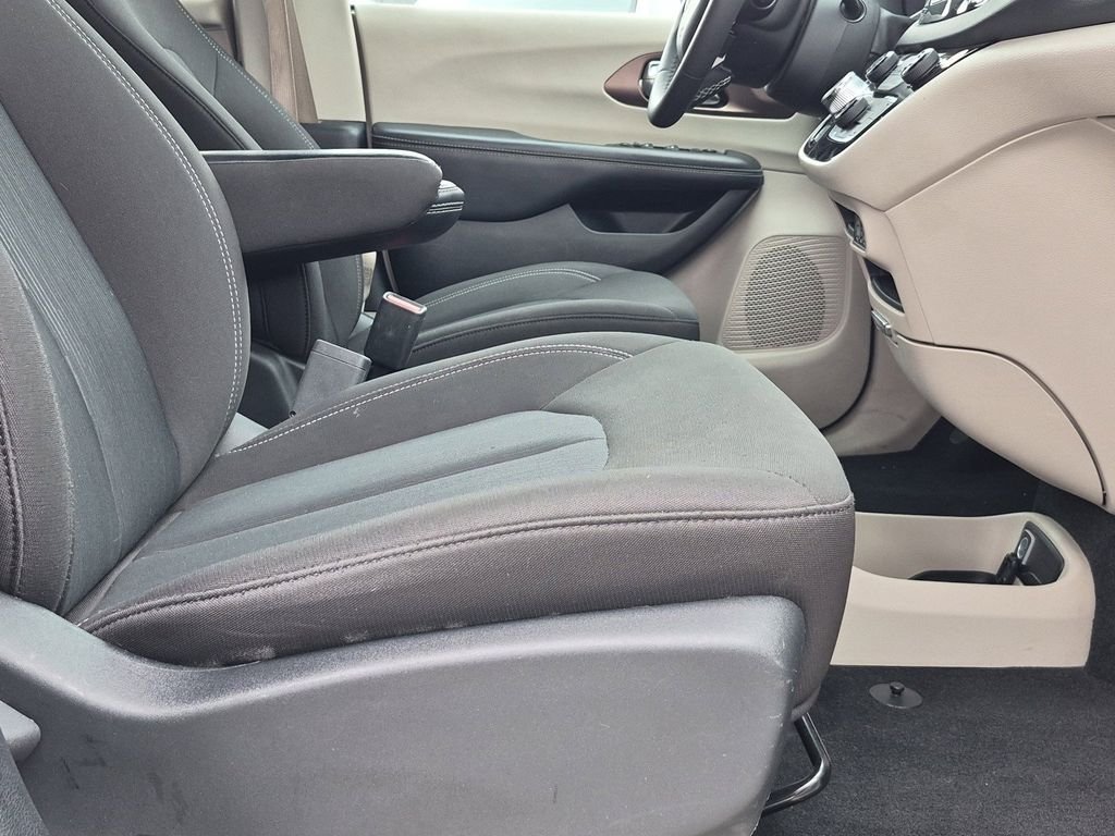 Used 2023 Bright White Clearcoat Chrysler LX image 9
