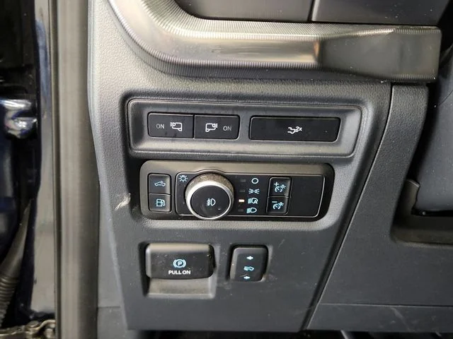 Used 2024  Ford Lariat image 33