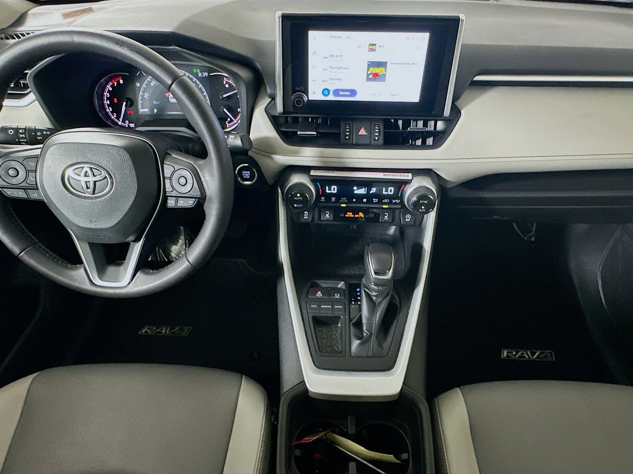 Used 2024 Pearl Toyota XLE Premium image 27