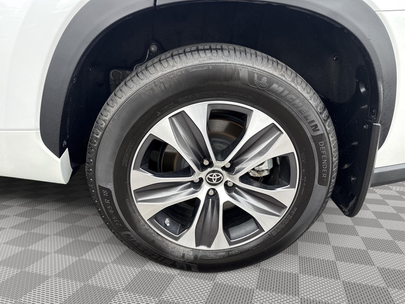 Used 2023 Wind Chill Pearl Toyota XLE image 9