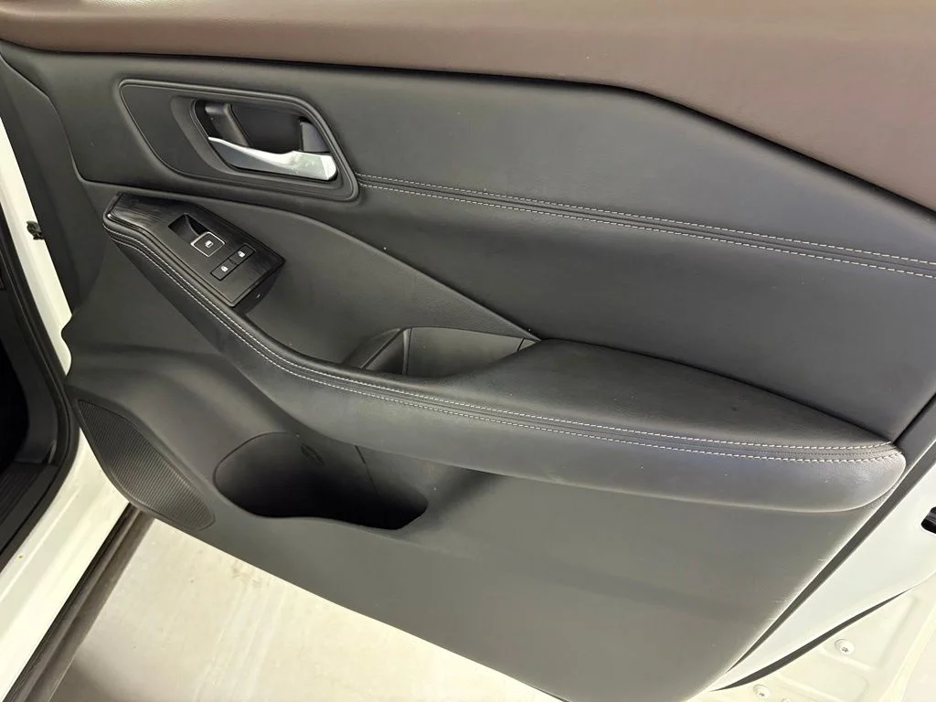 Used 2022 White Nissan SL image 39