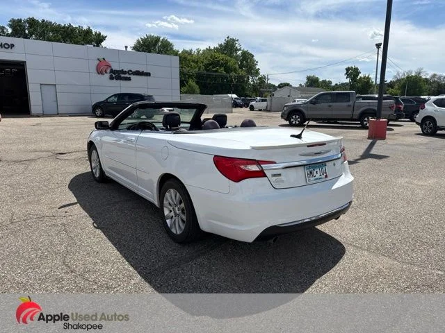 Used 2012 White Chrysler Touring image 4