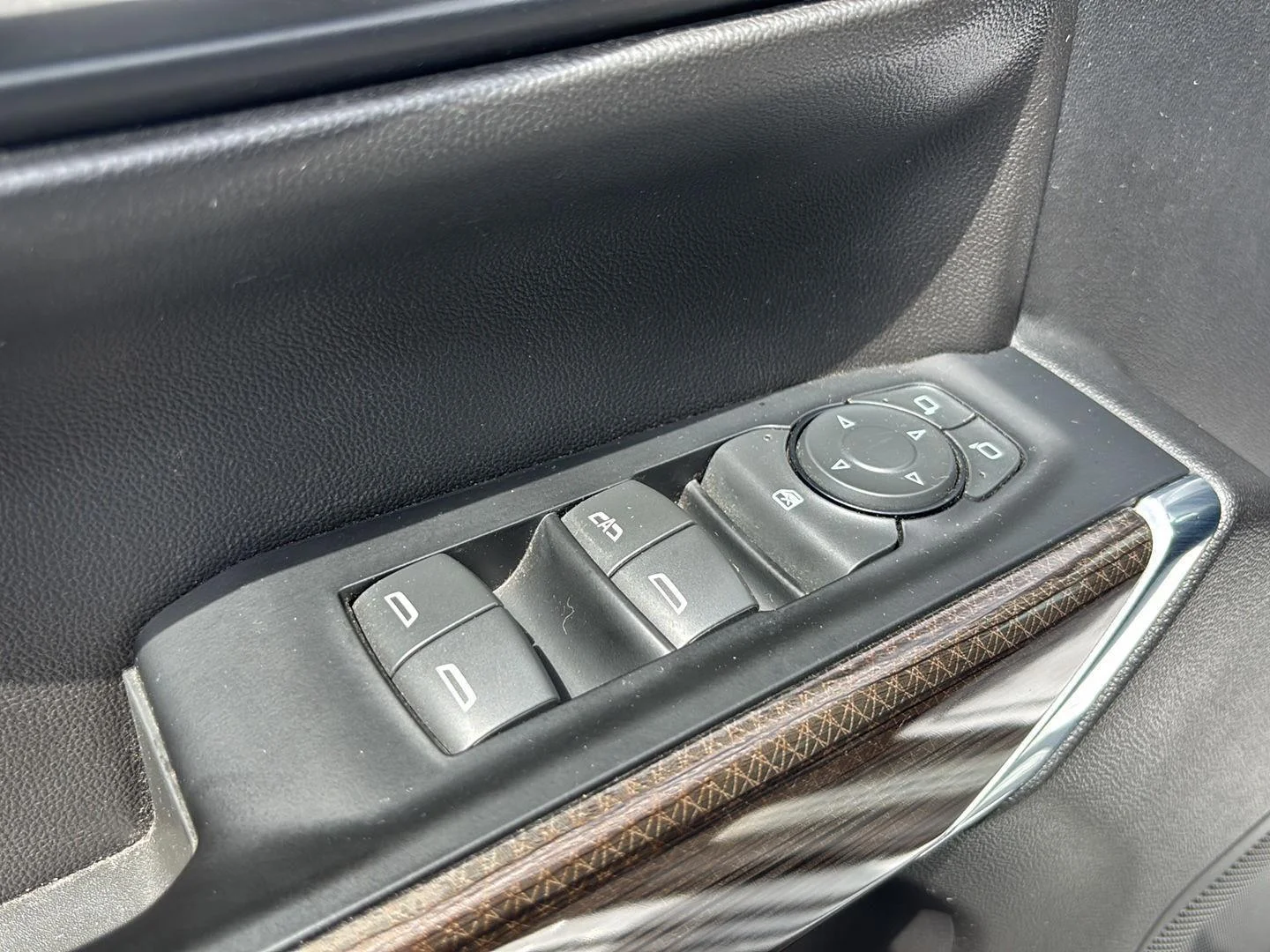 Used 2019 SILVER ICE METALLIC Chevrolet LT image 14