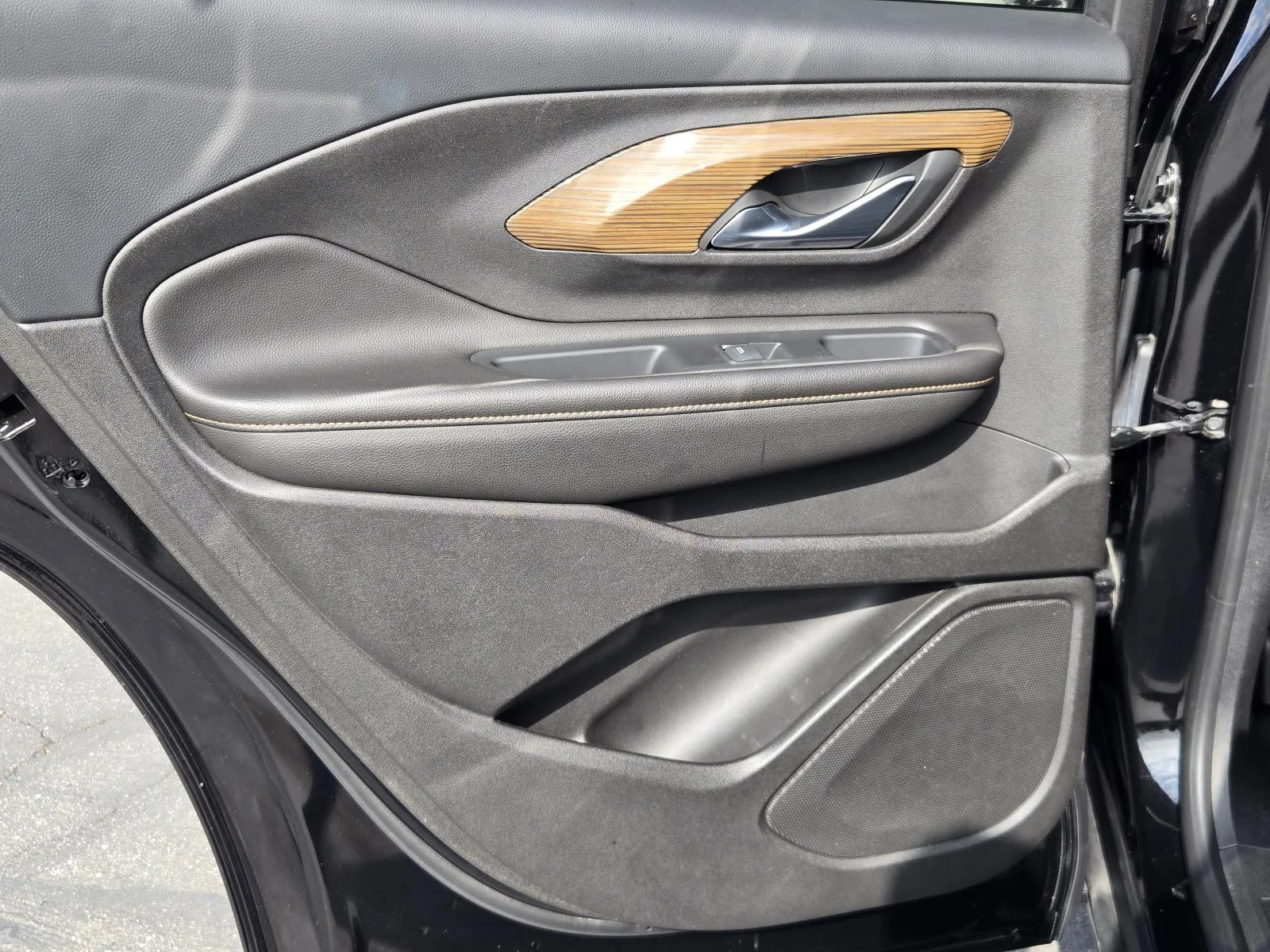 Used 2019 Ebony Twilight Metallic GMC FWD 4dr SLE image 26