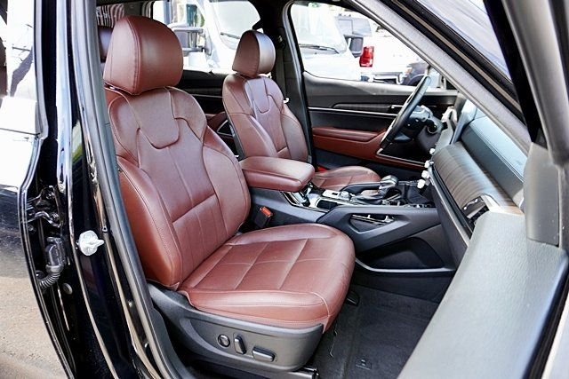 Used 2023 Black Kia EX image 11