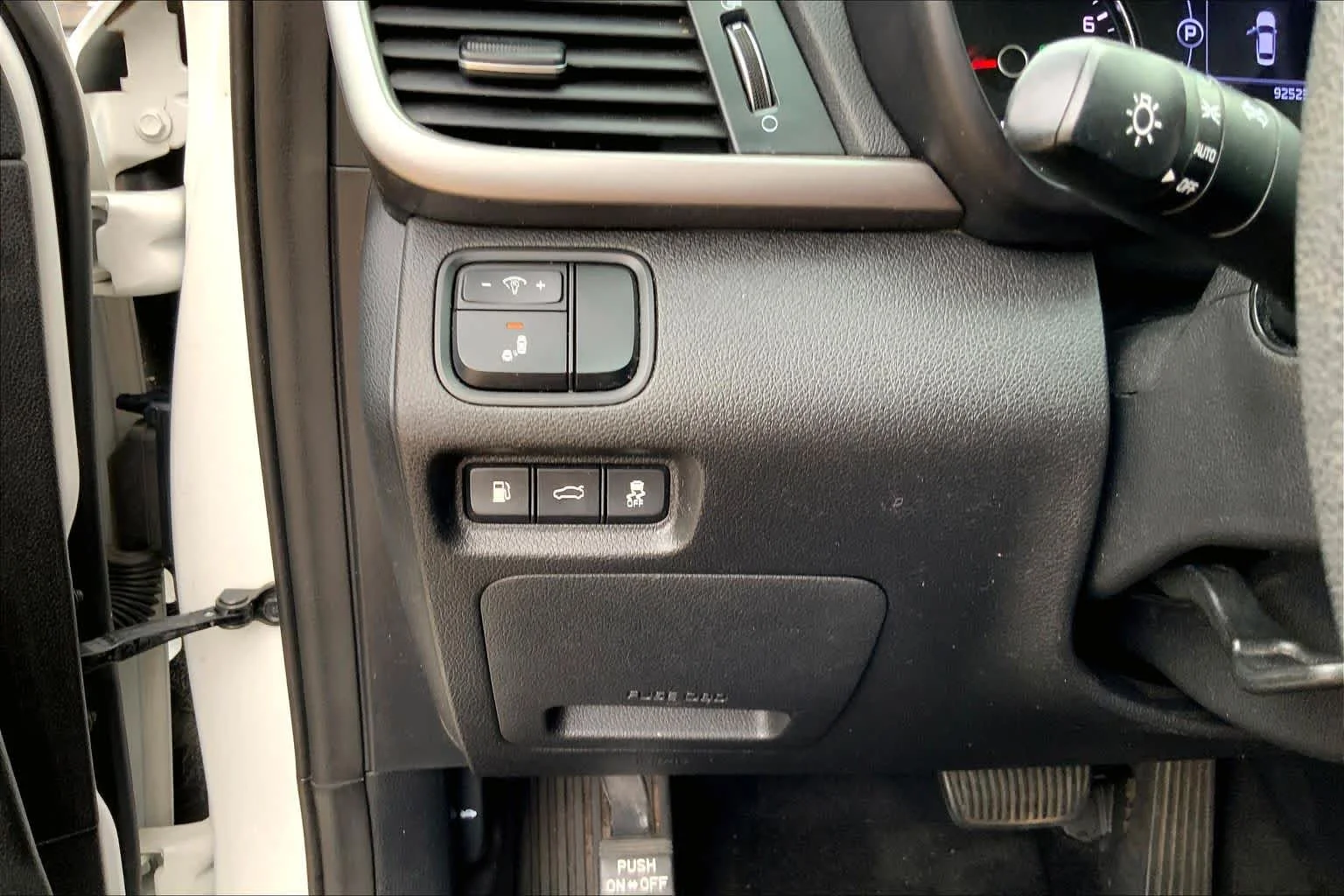 Used 2018 Snow White Pearl Kia LX image 32
