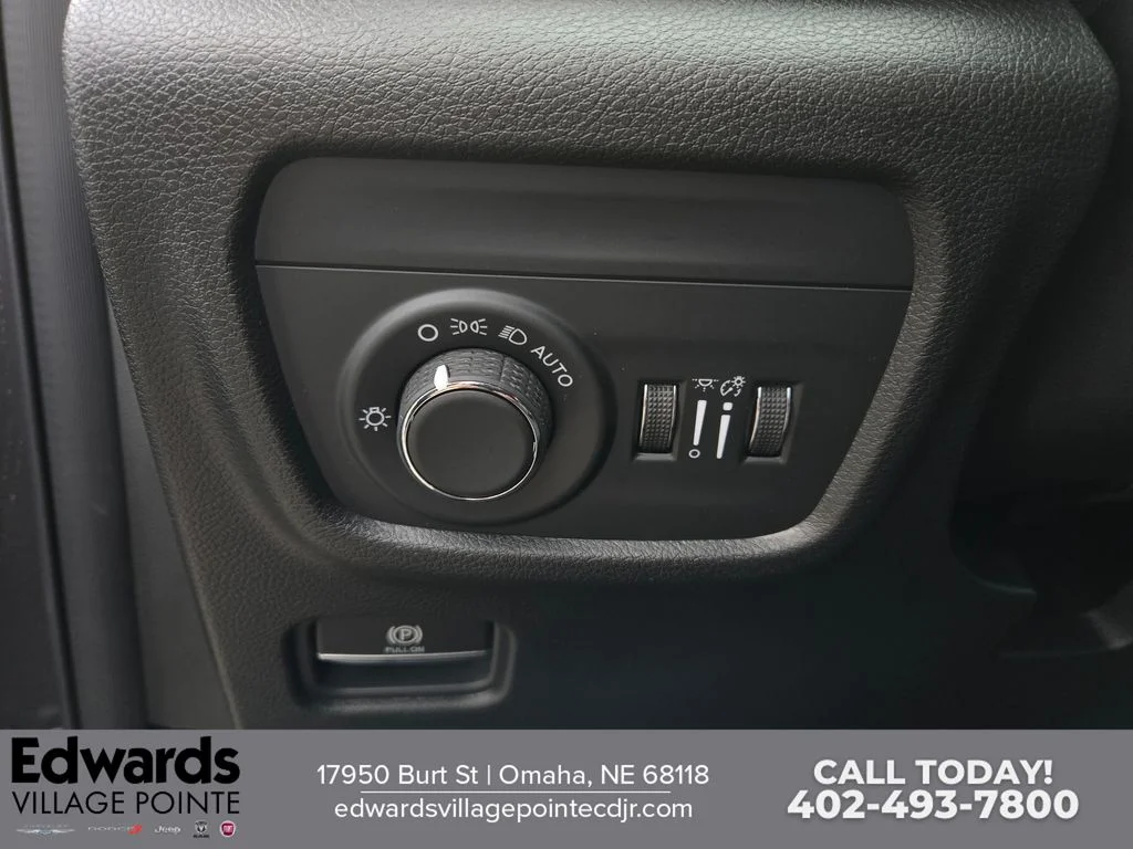 New 2026 Baltic Gray Metallic Clear-Coat Exterior Paint Jeep Laredo Altitude image 12