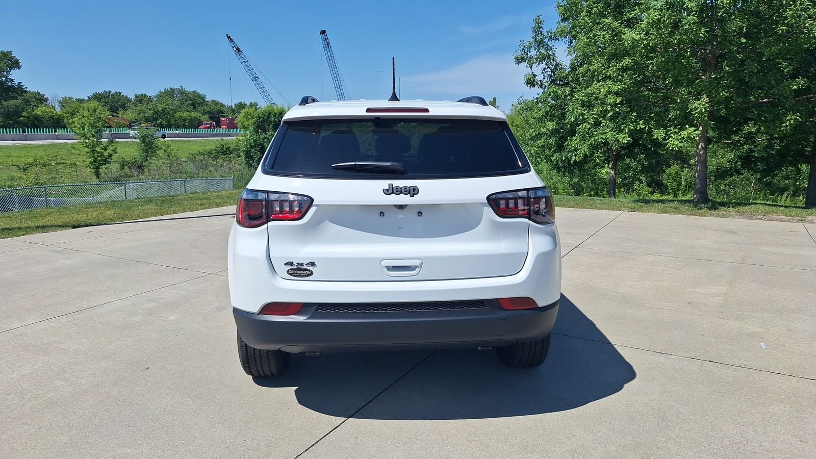New 2026 Bright White Clear-Coat Exterior Paint Jeep Latitude image 4