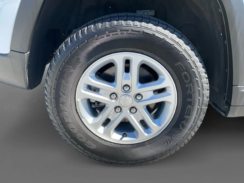 Used 2023 White Jeep Laredo image 11