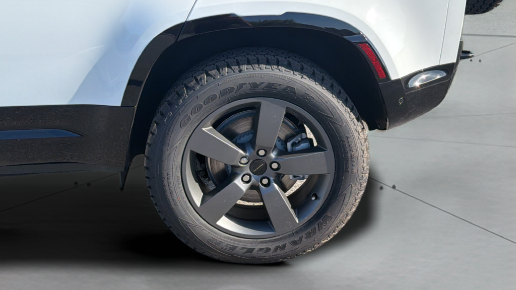 New 2026 Fuji White Land Rover X-Dynamic SE image 16