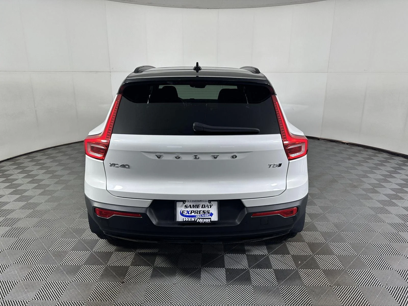 Used 2022 Crystal White Metallic Volvo R-Design image 21