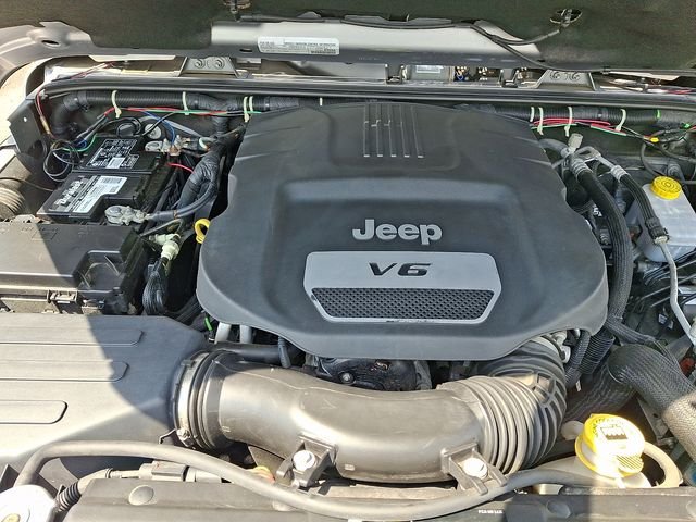 Used 2017 Billet Silver Metallic Clearcoat Jeep Unlimited Sahara image 26