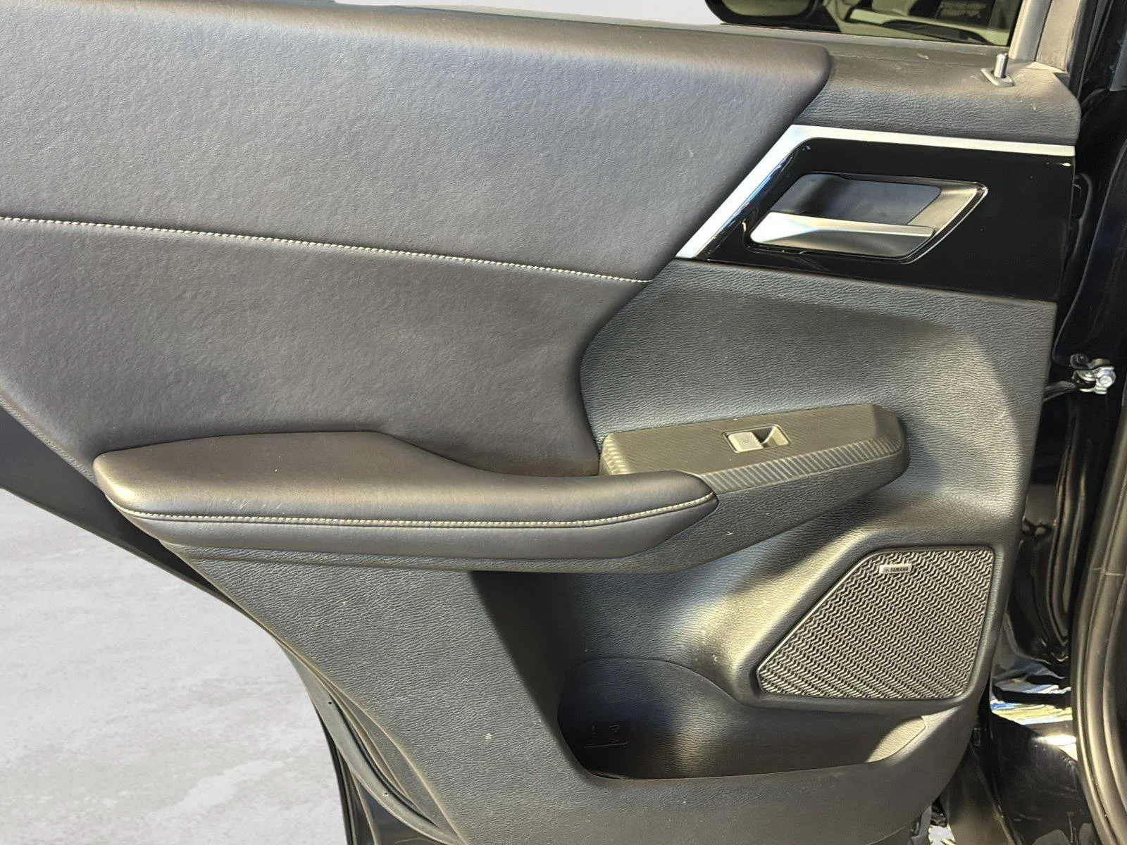 Used 2025 Black Diamond Mitsubishi SE image 15