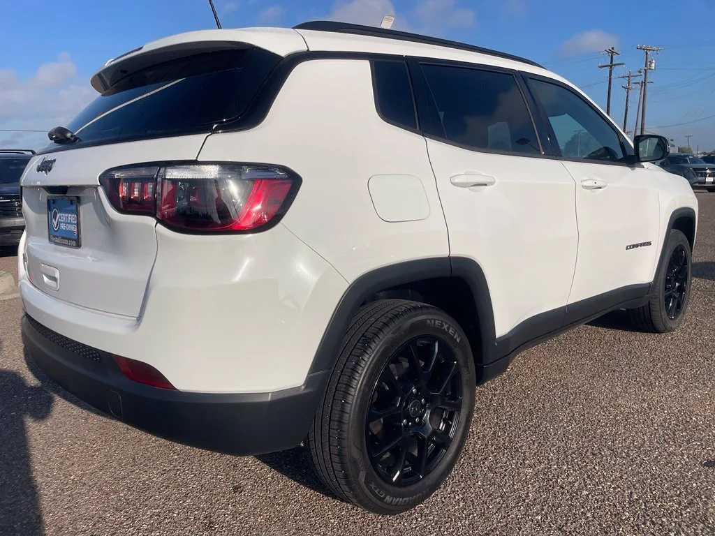 Used 2026 White Jeep Latitude image 3