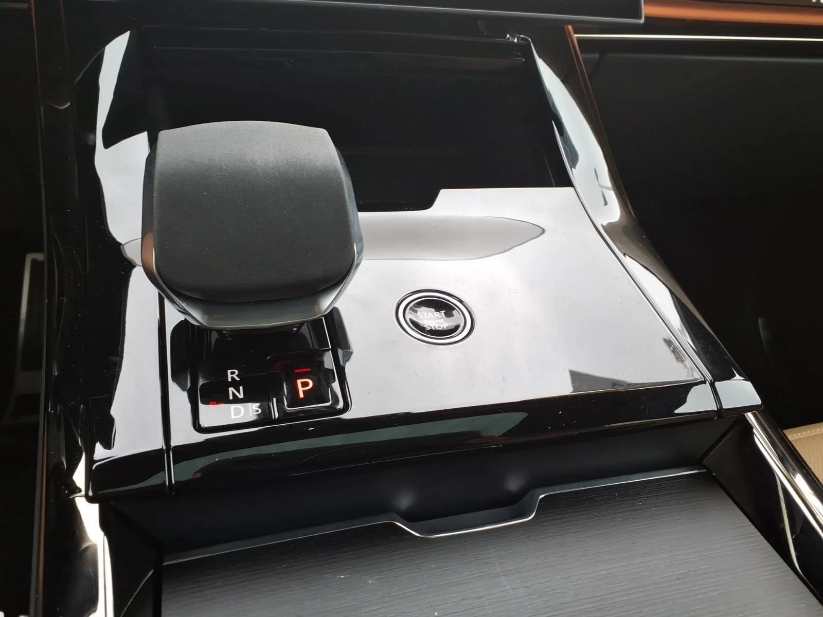 Used 2025 Green Land Rover Dynamic SE image 22