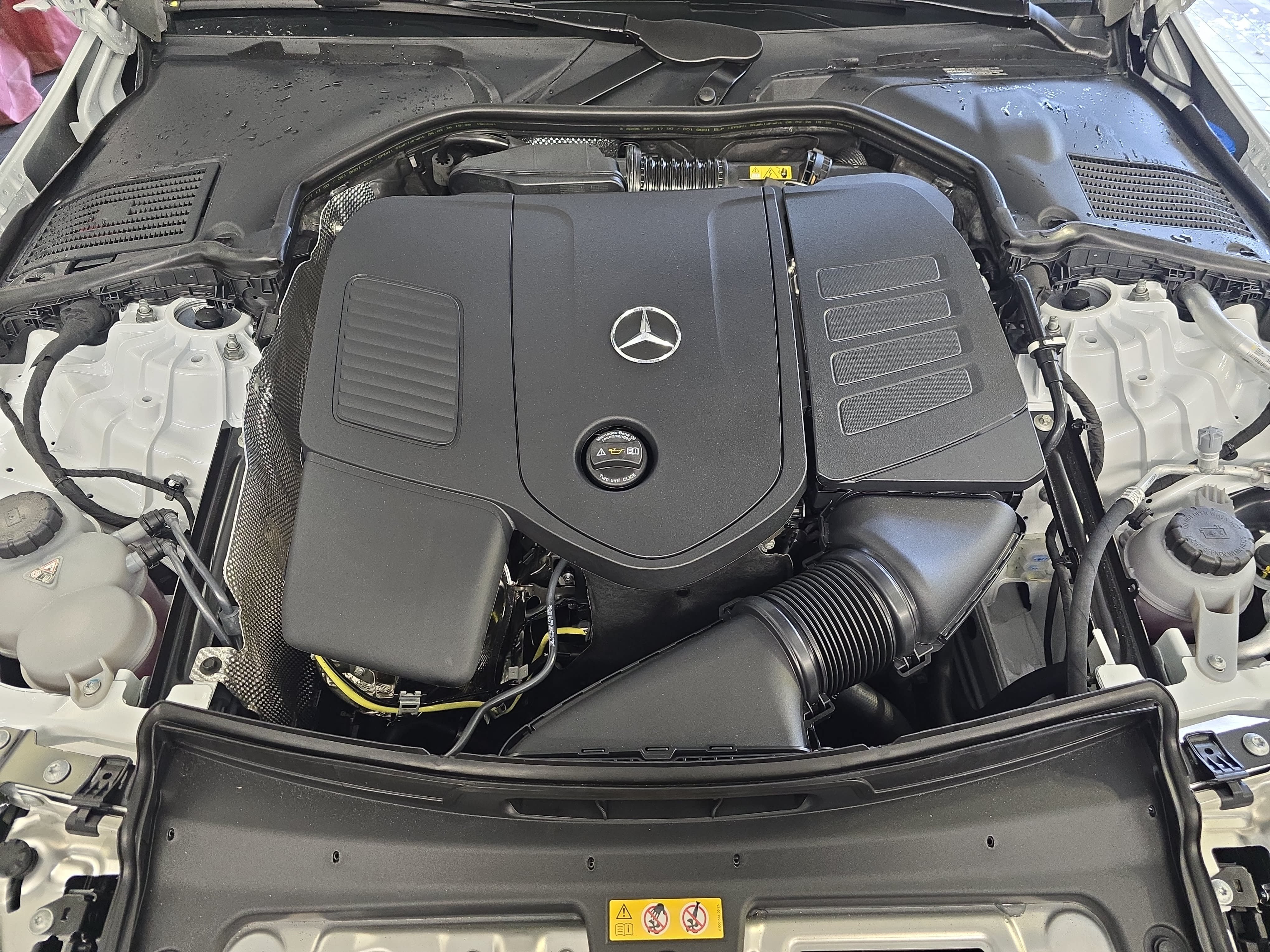 New 2026 MANUFAKTUR Moonlight White Metallic Mercedes-Benz C300 image 33