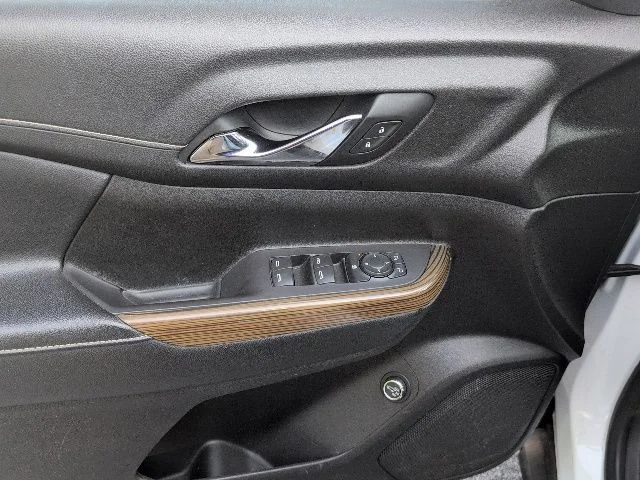 Used 2020 White GMC SLE image 18
