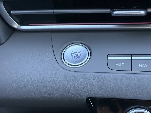 Used 2025 Red Hyundai SEL Sport image 25